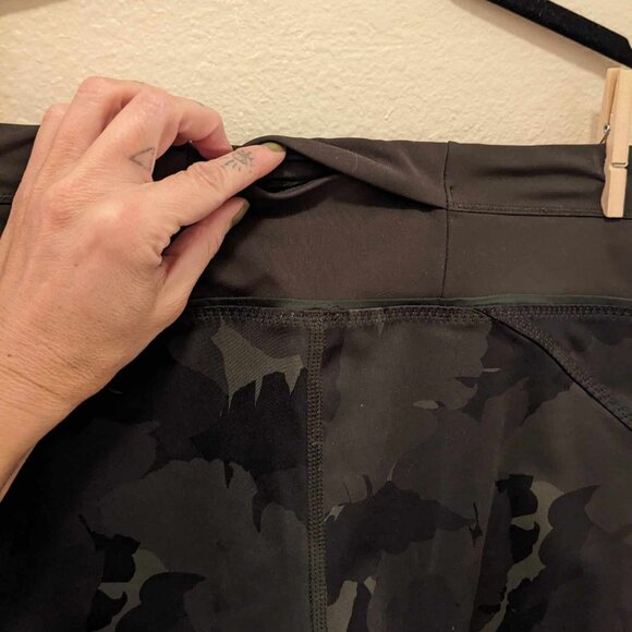 Lululemon 3/4 leggings - Green/Camo - Size 8 - Picture 7 of 8